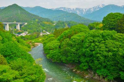 新緑に包まれる利根川と残雪の谷川岳| 諏訪峡大橋からは利根川と谷川岳を一望できます。諏訪峡には遊歩道が整備されており、道の駅から気軽に散策を楽しむことができます。