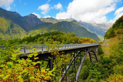 険しい谷に架かるアーチ型の美しい橋。穂高の絶景を満喫することができます。