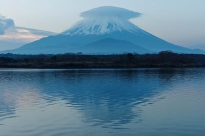 精進湖湖畔から笠雲を被った富士山が見えました。