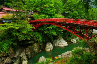 登竜橋| 深い谷に架けられている真っ赤な橋。橋を渡って竜門の滝へ向かう途中で撮影。