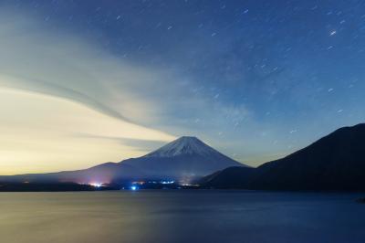 星空と流れる雲に| 真夜中、富士山から面白い雲が流れていきました。星と雲の物語。