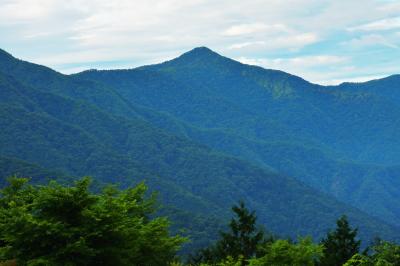 雲取山| 三峯神社より望む。左右の稜線が美しい山です。