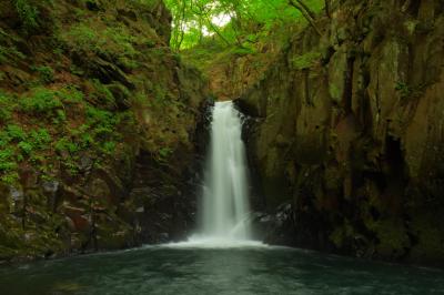 大門川にある「大門川三滝」のひとつ。谷の中にあり水量豊富な滝です。