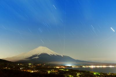 山中湖の夜景と富士山。空には飛行機の軌跡が見えます。
