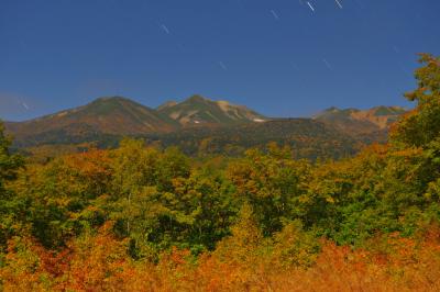 乗鞍夜の紅葉俯瞰| 紅葉真っ盛りの乗鞍岳と一の瀬園地。月明かりに照らされた錦秋の乗鞍岳に雲が流れ込んできました。