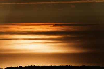 新しい世界へ| 吸い込まれそうな空間。海が一面オレンジに染まりました。