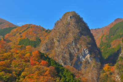 錦秋の稲村岩| 日原の集落を通るとひときわ目を引くのが稲村岩。巨大な石灰岩の塊です。