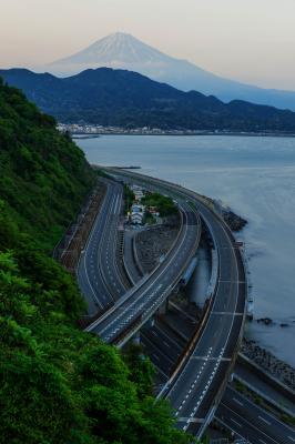 車が走っていない道路。穏やかな海。写真だからできる表現。