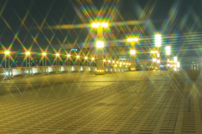 煌めく橋| 広場のようになっている橋。一直線に並んだライトが美しい。クロスフィルターを着けて撮影。