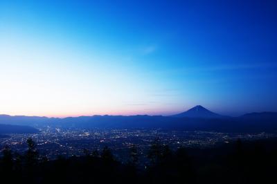 夜明け前のグラデーションの空が美しい。