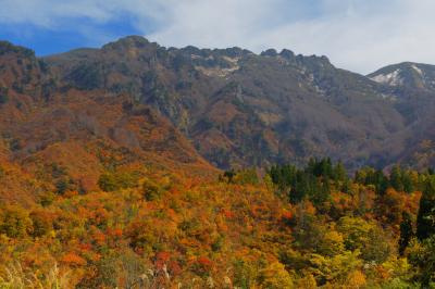 錦秋の八海山| 色鮮やかな紅葉と荒々しい岩山。山麓からはそびえる八海山の姿を間近で見ることができます。