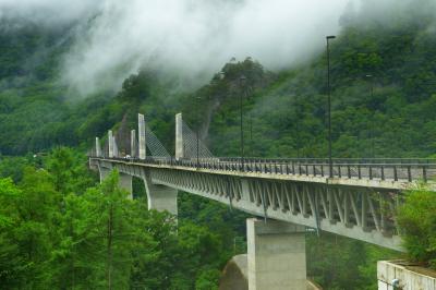 雲迫る不動大橋| 台風が来ており雨模様の日でした。奥の山から雲が湧いて来て幻想的な橋の写真になりました。