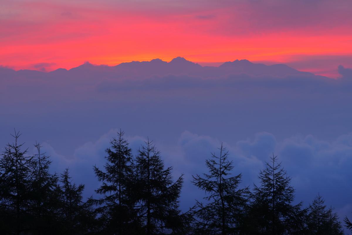 八ヶ岳ビューポイント 八ヶ岳の大展望 朝焼けで真っ赤に染まる空と雲海 ピクスポット 絶景 風景写真 撮影スポット 撮影ガイド カメラの使い方