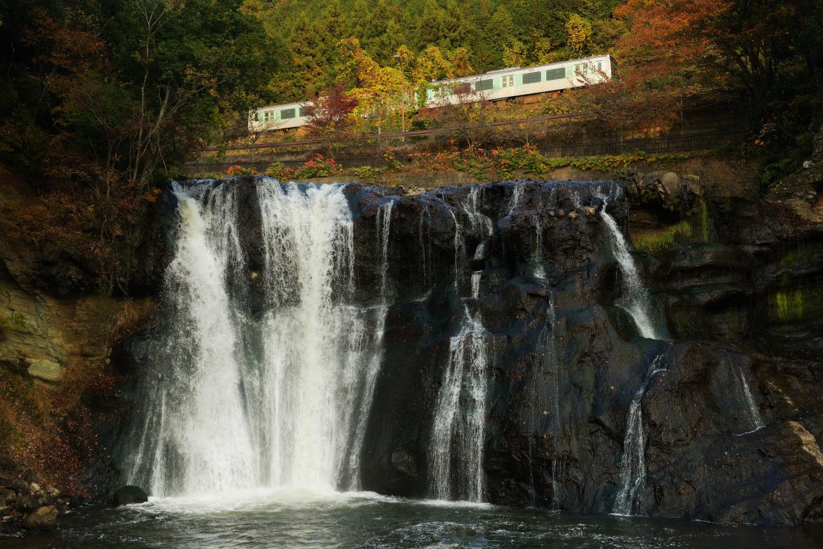 龍門の滝 滝と鉄道のコラボレーション 名瀑の上を電車が駆け抜ける撮り鉄スポット ピクスポット 絶景 風景写真 撮影スポット 撮影ガイド カメラの使い方