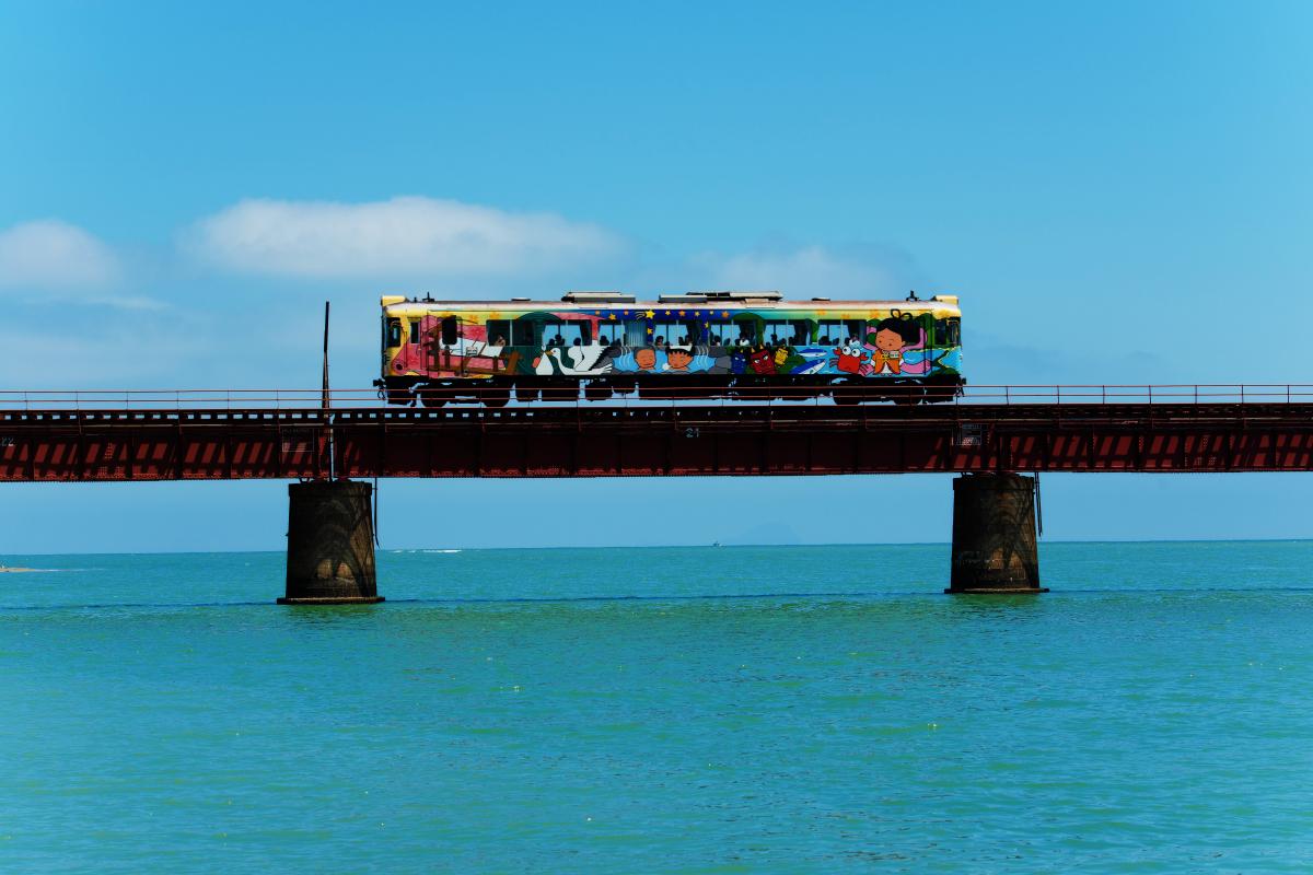 由良川橋梁 空と海のブルーに映える一直線の橋梁とローカル列車 ピクスポット 絶景 風景写真 撮影スポット 撮影ガイド カメラの使い方