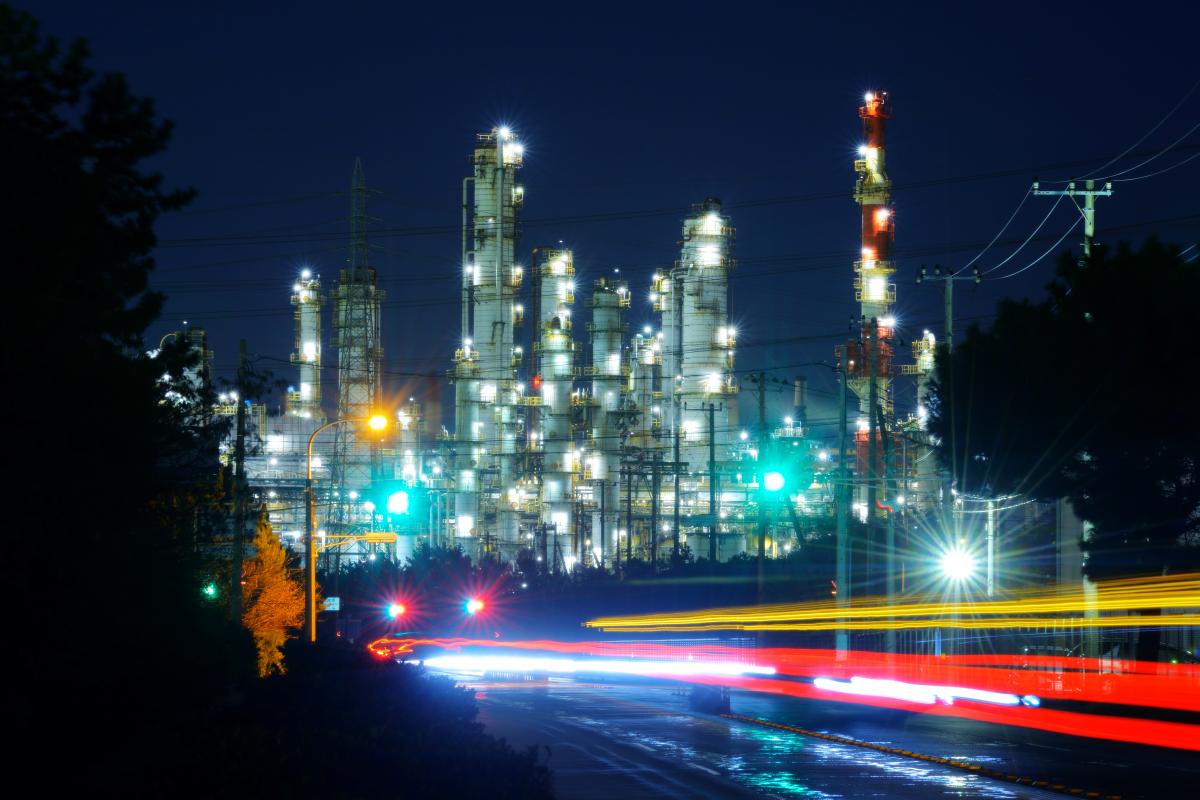 茨城県道117号 工場夜景 道の先には煌々とした鹿島石油の工場と煙突がそびえている ピクスポット 絶景 風景写真 撮影スポット 撮影ガイド カメラの使い方