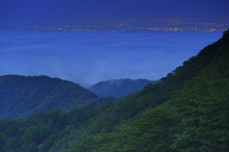 [ 雲海の上に浮かぶ街明かり ]  辺りが少し明るくなる頃、雲海と街明かりの眺望を楽しむことができました。