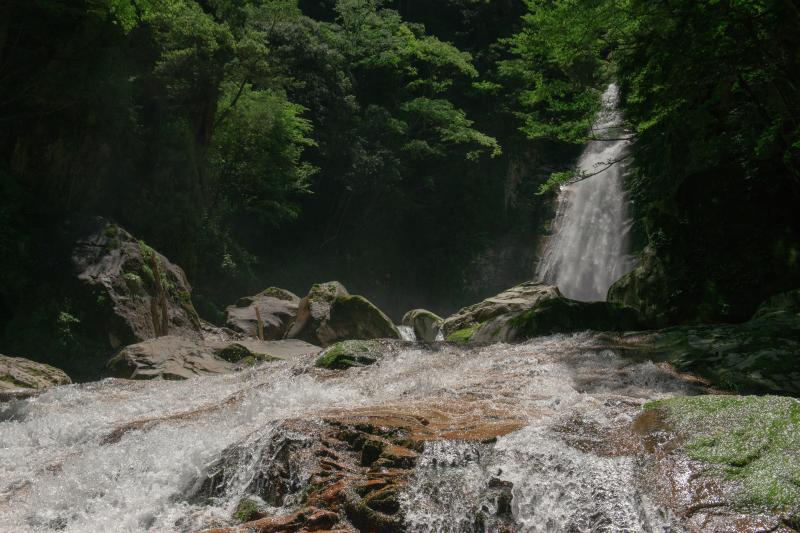 静止した滝| 主瀑と渓流瀑の２つを超高速シャッターで撮影しました。水の粒子が印象的な写真になりました。