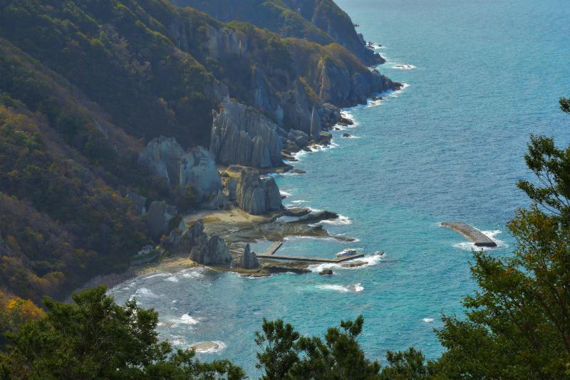 仏ヶ浦俯瞰| 展望台からはブルーの海と断崖を一望することができます。光の当たり方によっては南国の海のような美しさに。