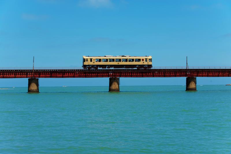 由良川橋梁 空と海のブルーに映える一直線の橋梁とローカル列車 ピクスポット 絶景 風景写真 撮影スポット 撮影ガイド カメラの使い方
