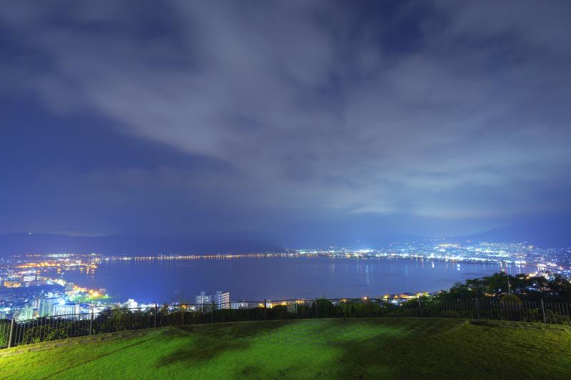 諏訪湖と夜の雲| 諏訪湖の上空に雲が広がっていました。長秒撮影で雲の模様が面白い形に。