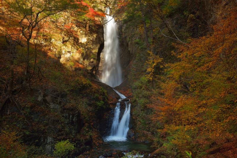 [ 板敷大滝 ]  三段の美しい滝。斜光が入り、中段の滝が輝いていました。