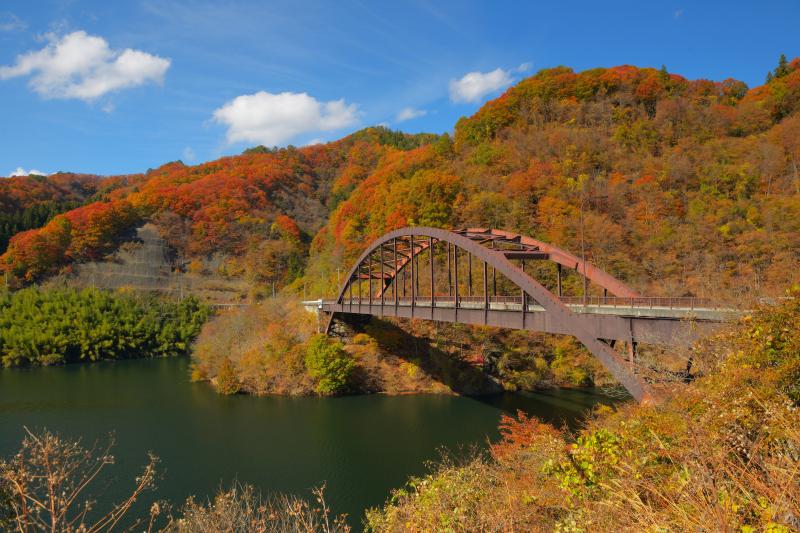 [ 紅葉アーチ橋 ]  紅葉真っ盛りの能泉湖。青空が広がり、美しい紅葉を満喫することができました。