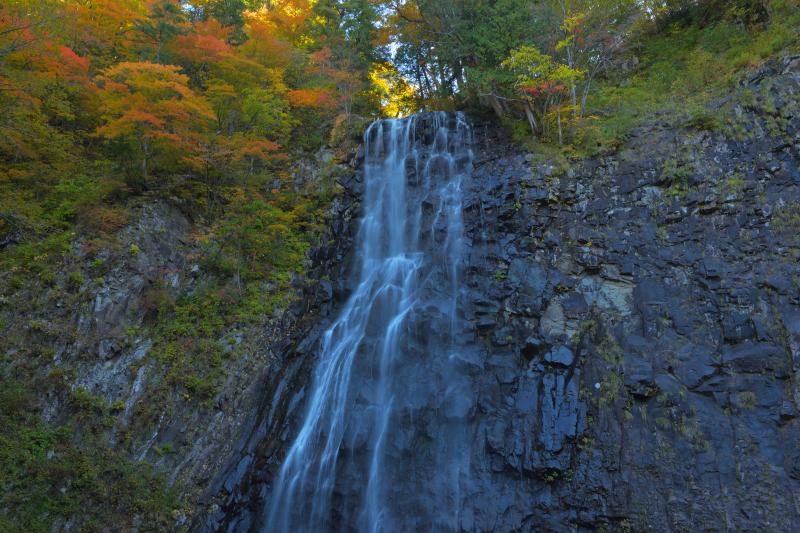 一の滝 全景| 一の滝は大きな岩盤を流れ落ちる滝です。険しい岩で右側はほとんど植物がありません。