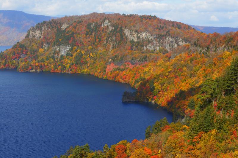 [ 紅葉半島 ]  十和田湖に突き出した半島は紅葉の衣装を纏ったように美しく、湖面はどこまでも深いブルー。