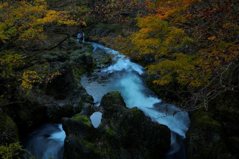 晩秋の清流| 手前には真瀬渓谷らしい奇岩の姿が。秋深まる夕暮れの渓谷はとても静かでした。
