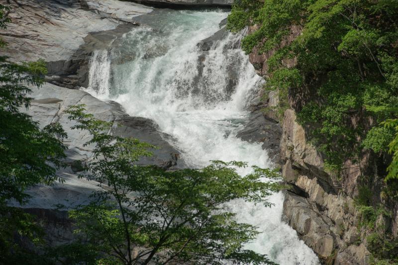 大泰の滝| 道路沿いの展望台から一望できます。落差15mですが、幅がありカーブが美しい滝になっています。