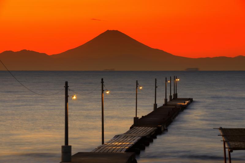 原岡桟橋 房総半島のレトロな桟橋と夕焼けに浮かぶ富士山のシルエット ピクスポット 絶景 風景写真 撮影スポット 撮影ガイド カメラの使い方