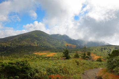 遊歩道を歩いていると雲が抜け、青空が見えてきました。八甲田の峰々が姿を現します。