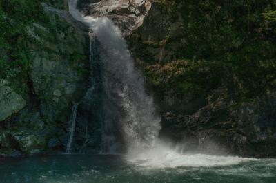 削り取られた岩盤から溢れるように水が流れ落ちてきます。