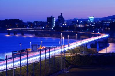 マジックアワーのS字カーブ| 国道6号「日立バイパス」の車の光跡。夕焼けが終わった後、空がパープルに変化し、美しいマジックアワーを楽しむことができました。