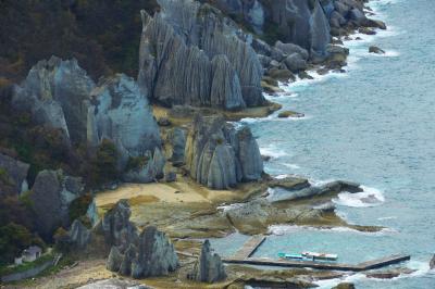 仏ヶ浦と遊覧船| 展望台から仏ヶ浦の奇岩を見ることができます。岩の近くには船着き場があり、時々観光船が入ってきます。