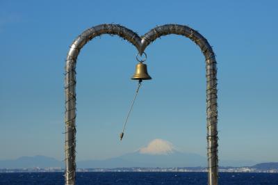 海岸沿いの駐車場にある幸せの鐘。フレームの中に富士山を入れることができ、観光スポットとして人気の場所です。
