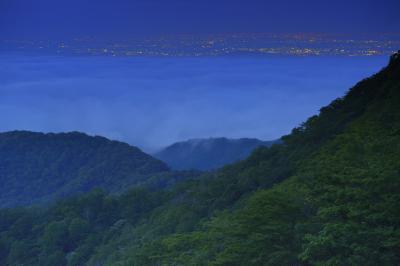 辺りが少し明るくなる頃、雲海と街明かりの眺望を楽しむことができました。