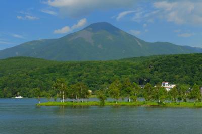 蓼科山の山麓に位置する白樺湖。山岳と湖のコラボレーション写真を撮ることができます。