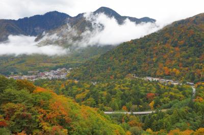 国道158号の途中からは平湯温泉を俯瞰することができます。紅葉に囲まれた美しい温泉街。