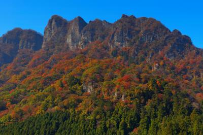岩山の急斜面の下は美しい紅葉が広がっていました。
