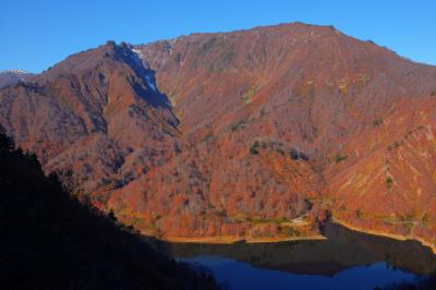 樹海ラインの高台から奥只見湖と対岸の山を望む。全山紅葉で山全体が色付いていました。