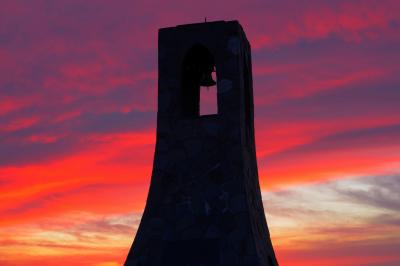 夕焼け空と塔| 真夏の夕焼けに浮かび上がる美しの塔のシルエット。