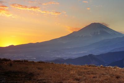 富士山の長い稜線に沈む夕陽。大野山から見た富士山は稜線がとても長いです。