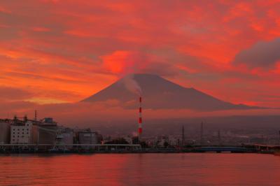 田子の浦港夕焼け| この日は雲が多く、夕暮れが近づくにつれて空が真っ赤に染まりました。港と工場、そして雄大な富士山の絶景ポイントです。