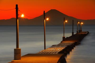 夕焼けの原岡桟橋| 夕焼けに浮かぶ富士山のシルエット。レトロ感ある桟橋の街灯に明かりが灯り、幻想的な夕暮れ風景になりました。