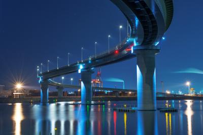 S字ラインの美しいフォルムと水面に映るライトが幻想的な夜景です。| 