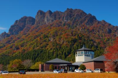 妙義山を背景にした美術館で、シュチュエーションそのものが芸術のようです。