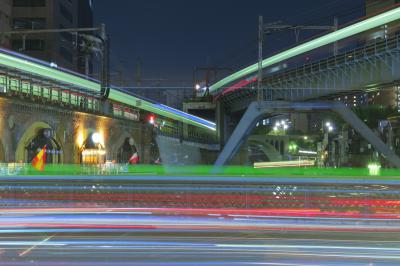 光の交差| 総武線・中央線・車が交差する昌平橋。スローシャッターで光跡を撮影しました。
