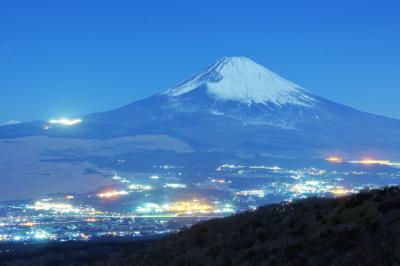 誰もいない真夜中のスカイライン。御殿場の街明かりと雪化粧した富士山が夜の闇に輝いていました。